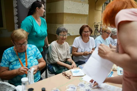 VINKOVCIU povodu Dana grada Vinkovaca u parku na Trgu bana Šokčevića, ispred Gradskog muzeja, započela je radionica ručnih radova u organizaciji Etnoudruge "Vrijedne ruke", koju vodi Željka Renić. srpanj 2025.