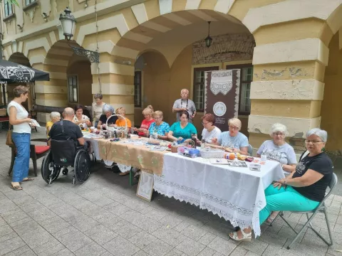 VINKOVCIU povodu Dana grada Vinkovaca u parku na Trgu bana Šokčevića, ispred Gradskog muzeja, započela je radionica ručnih radova u organizaciji Etnoudruge "Vrijedne ruke", koju vodi Željka Renić. srpanj 2025.