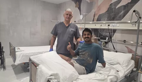 Pre&scaron;ao je tisuće kilometara, zrakoplovom i autobusom, nailazio na prepreke, ali se nije dao pokolebati &ndash; mladić iz Saudijske Arabije na koncu je prona&scaron;ao prof.dr.sc. Milomira Ninkovića u IMC Priora u Čepinu kod Osijeka, a ovaj je plastični kirurg uspje&scaron;no rije&scaron;io njegov zdravstveni problem koji ga je mučio godinama.