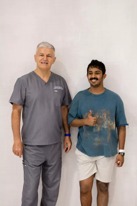 Pre&scaron;ao je tisuće kilometara, zrakoplovom i autobusom, nailazio na prepreke, ali se nije dao pokolebati &ndash; mladić iz Saudijske Arabije na koncu je prona&scaron;ao prof.dr.sc. Milomira Ninkovića u IMC Priora u Čepinu kod Osijeka, a ovaj je plastični kirurg uspje&scaron;no rije&scaron;io njegov zdravstveni problem koji ga je mučio godinama.