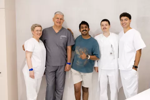 Pre&scaron;ao je tisuće kilometara, zrakoplovom i autobusom, nailazio na prepreke, ali se nije dao pokolebati &ndash; mladić iz Saudijske Arabije na koncu je prona&scaron;ao prof.dr.sc. Milomira Ninkovića u IMC Priora u Čepinu kod Osijeka, a ovaj je plastični kirurg uspje&scaron;no rije&scaron;io njegov zdravstveni problem koji ga je mučio godinama.