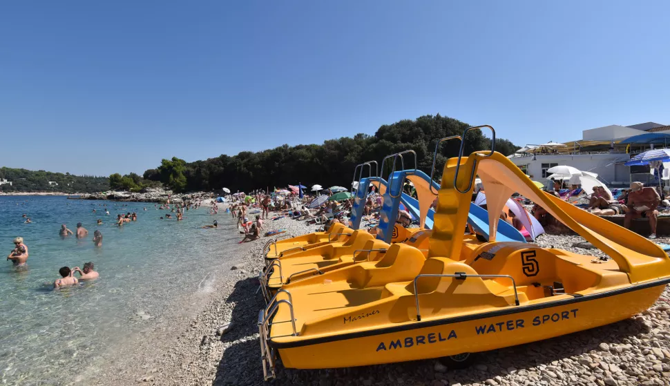 29.08.2015., Pula - Novi toplinski val napunio plaze i raskomotio turiste koji osvjezenje u moru. rPhoto: Dusko Marusic/PIXSELL