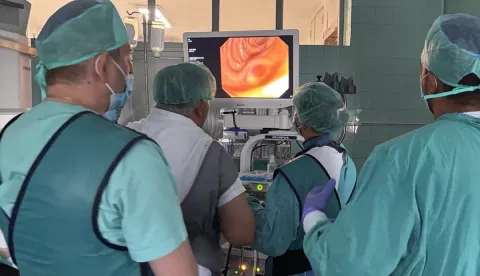 NAŠICEU Općoj županijskoj bolnici Našice u četvrtak je prvi put uspješno izvedena endoskopska retrogradna kolangiopankreatografija (ERCP), što je velik iskorak u dijagnostici i liječenju bolesti žučnih vodova i gušterače pacijenata koji gravitiraju našoj ustanovi, obavještavaju iz našičke bolnice.srpanj2025.