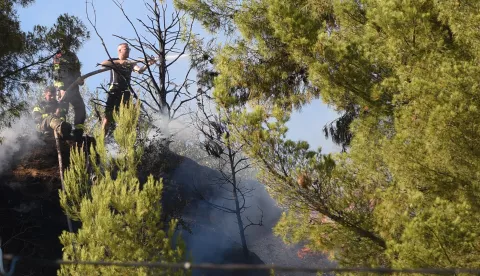 Split - 12.07.2025.- Poižar u Podstrani. foto HINA/ Mario STRMOTIĆ/ms 