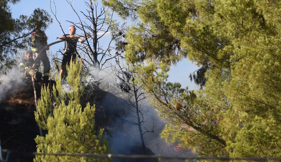 Split - 12.07.2025.- Poižar u Podstrani. foto HINA/ Mario STRMOTIĆ/ms 
