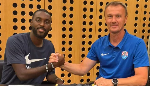 Rafael Camacho novi je igrač Vukovara. Riječ je o 25-godišnjem krilnom napadaču iz Portugala koji je bio član Manchester Cityja i Liverpoola u počecima profesionalne karijere. Camacho je prve nogometne korake napravio u Sportingovoj akademiji.FOTO; HNK VUKOVAR 1991