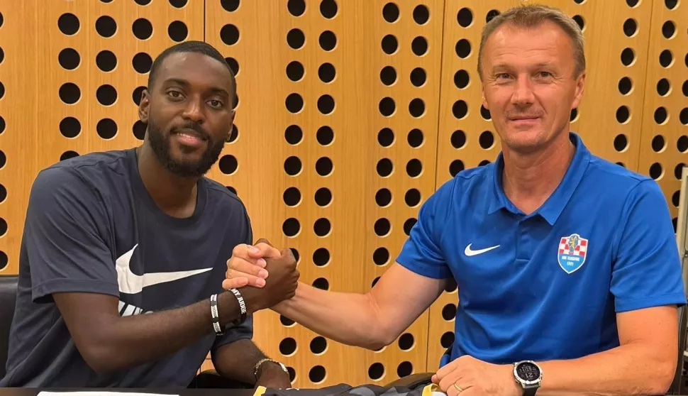 Rafael Camacho novi je igrač Vukovara. Riječ je o 25-godišnjem krilnom napadaču iz Portugala koji je bio član Manchester Cityja i Liverpoola u počecima profesionalne karijere. Camacho je prve nogometne korake napravio u Sportingovoj akademiji.FOTO; HNK VUKOVAR 1991