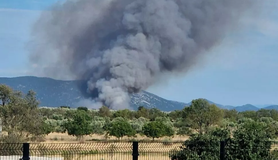 Nakon što je jučer gorilo na području Crkvine kod Pakoštana, na sličnom području počeo je novi požar. Na terenu su ponovno vatrogasci iz DVD Biograd i DVD Pakoštane-Vrgada-Vrana, DVD Polača, DVD Benkovac i DVD Sv. Filip i Jakov.