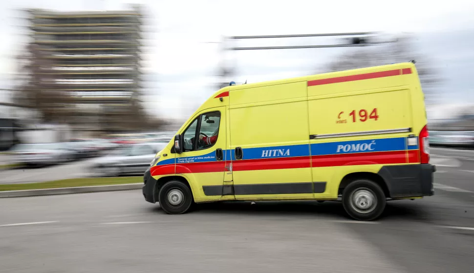 21.02.2022., Zagreb - Paljenjem sirena tocno u podne djelatnici Hitne pomoci i sanitetskog prijevoza prosvjedovali su jer jedino njihovi djeatnici nemaju benificiran radni staz. Photo: Igor Kralj/PIXSELL