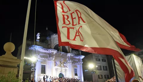 Dubrovnik, 10.7.2025.- Podizanjem zastave Libertas i uz stihove Gunduli?eve "Himne slobodi" ispred crkve sv. Vlaha u ?etvrtak nave?er sve?ano su otvorene 76. Dubrova?ke ljetne igre. Foto HINA/Baldo MARUN?I?/ bm