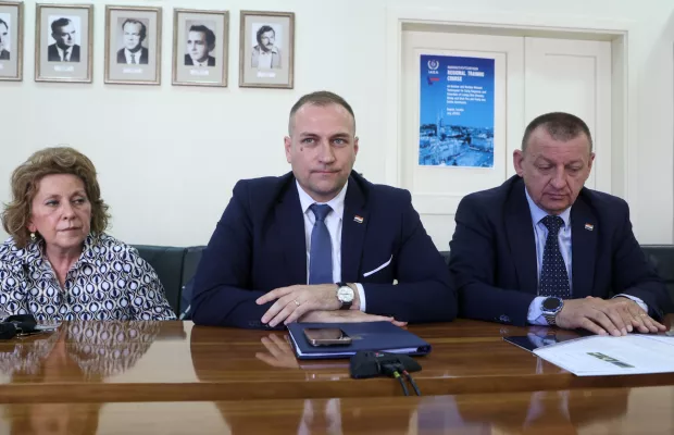 Zagreb, 18.07.2025 - Izvanredna tiskovna konferencija povodom prvog pozitivnog nalaza na bedrenicu na području Vrlike podno Svilaje, u Hrvatskom veterinarskom institutu. Na slici potpredsjednik Vlade i ministar poljoprivrede, &scaron;umarstva i ribarstva David Vlajčić (C), ravnateljica Hrvatskog veterinarskog instituta Andrea Humski (L), državni tajnik u Ministarstvu poljoprivrede, &scaron;umarstva i ribarstva Ivan Matijević (D).foto HINA/ Damir SENČAR/ ds