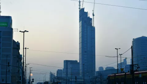  Warszawa, 23.02.2021. Wieżowiec Varso Tower (C) w Warszawie, 23 bm. Obecnie jest to najwyższy budynek w Unii Europejskiej, który wyprzedził o 10 metrów niemiecki Commerzbank Tower (300 m). Konstrukcja przekroczyła wysokość 310 metrów dzięki zamontowaniu ważącej 73 tony i mierzącej 80 metrów iglicy. (rp/dw) PAP/Radek Pietruszka Radek Pietruszka 