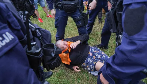 epa12247135 Police officers detain left-wing activist Katarzyna Augustynek during a far-right anti-immigration protest in Warsaw, Poland, 19 July 2025. Poland's far-right Confederation party organized 'Stop Immigration!' rallies in 80 cities and towns across the country to protest against the current government's migration policy. EPA/PAWEL SUPERNAK POLAND OUT