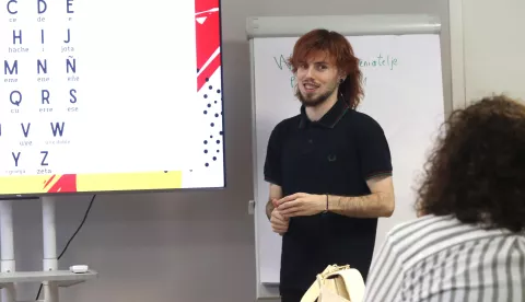 Osijek 17. 07. 2025, Društveni atelje, Županijska dvorište. Spanish to go, tečaj španjolskog jezika. Volonte iz Španjolske, predavač, Cesar Rodriguez.snimio GOJKO MIITĆ