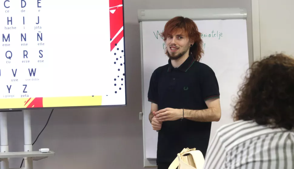 Osijek 17. 07. 2025, Društveni atelje, Županijska dvorište. Spanish to go, tečaj španjolskog jezika. Volonte iz Španjolske, predavač, Cesar Rodriguez.snimio GOJKO MIITĆ