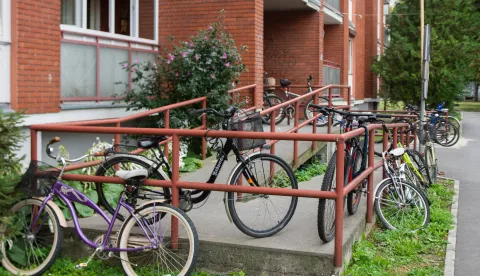 OSIJEK- 23.08.2022., bicikli parkirani ispred zgrada mamac su za kradljivce, slobodnjak, ilustracija.Foto: Andrea Ilakovac