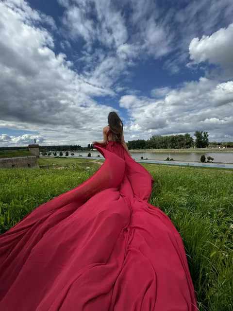 Lara Katava - Dizajniranje i šivanje odjeće, pa i viralnih letećih haljina, draže joj je od ekonomije