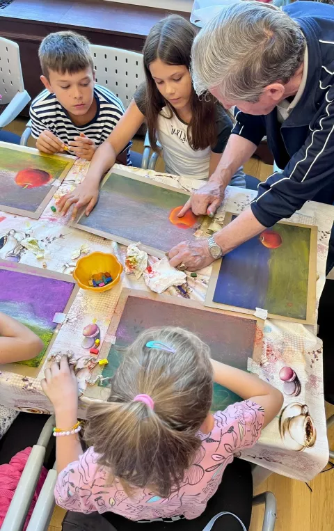 BELIŠĆE - U Gradskoj knjižnici i čitaonici Belišće, u sklopu ciklusa ljetnih kreativnih radionica za djecu, održana je još jedna radionica slikarskog karaktera.srpanj 2025.