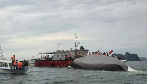 epa12247596 A handout photo made available by Vietnam News Agency shows rescuers searching for victims after a tourist boat capsized in Ha Long Bay, Quang Ninh province, Vietnam, 19 July 2025. At least 18 people died and several are missing after a tourist boat carrying 53 people onboard capsized in Ha Long Bay on 19 July, according to state media. EPA/VIETNAM NEWS AGENCY /HANDOUT VIETNAM OUTHANDOUT EDITORIAL USE ONLY/NO SALES