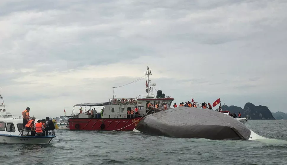 epa12247596 A handout photo made available by Vietnam News Agency shows rescuers searching for victims after a tourist boat capsized in Ha Long Bay, Quang Ninh province, Vietnam, 19 July 2025. At least 18 people died and several are missing after a tourist boat carrying 53 people onboard capsized in Ha Long Bay on 19 July, according to state media. EPA/VIETNAM NEWS AGENCY /HANDOUT VIETNAM OUTHANDOUT EDITORIAL USE ONLY/NO SALES
