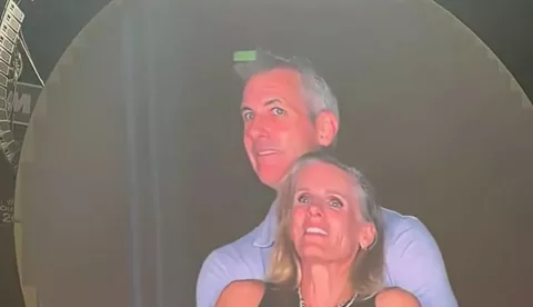 NEW YORK, 20. srpnja 2025. (Hina) - Andy Byron, glavni izvršni direktor njujorške tehnološke tvrtke Astronomer, dao je ostavku na funkciju nakon što je viđen kako grli zaposlenicu na koncertu Coldplaya, prenio je CNN.