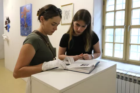 Osijek 18. 07. 2025, Galerija, Kazamat, Osijek, otvorenje izložbe "Unraveling the Elephant - ExpLoring spirals in thE PHysicAl curreNT", Tajlandska slikarica, Lin Pei Han.snimio GOJKO MITIĆ