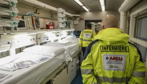 epa09061426 A new medical train, consisting of eight carriages and two locomotives, is presented at Termini railway station in Rome, 08 March 2021. Three wagons are equipped with intense care equipment to accommodate up to 21 patients. EPA/FABIO FRUSTACI
