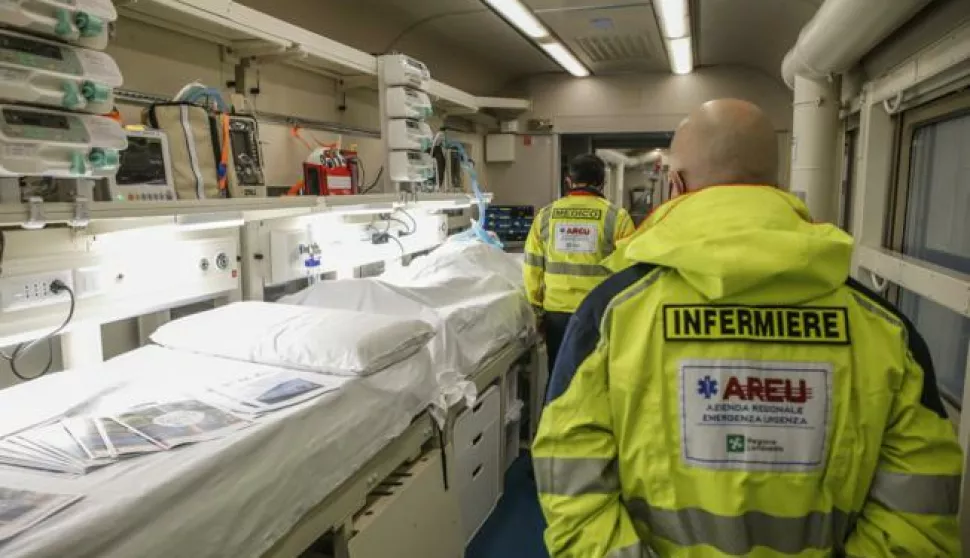 epa09061426 A new medical train, consisting of eight carriages and two locomotives, is presented at Termini railway station in Rome, 08 March 2021. Three wagons are equipped with intense care equipment to accommodate up to 21 patients. EPA/FABIO FRUSTACI