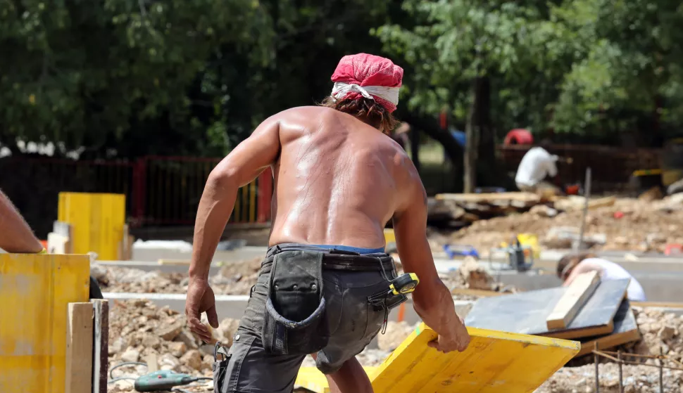 02.08.2017., Rijeka - Radnici na gradilistu djecjeg vrtica Djurdjice osvjezenje od vrucine pronalaze jedino u hladnoj vodi. rPhoto: Goran Kovacic/PIXSELL 