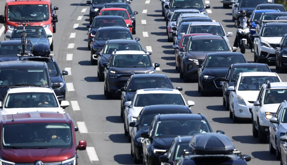 Zagreb, 19.07.2025 - Tijekom dana očekuje se pojačan promet na većini cesta u smjeru mora i obrnuto prema unutrašnjosti te na većini graničnih prijelaza, upozoravaju u subotu ujutro iz Hrvatskog autokluba (HAK), a vozače pozivaju na strpljenje i držanje sigurnosnog razmaka između vozila. Na slici gužve na naplatnim kućicama Lučko u smjeru mora.foto HINA/ Damir SENČAR/ ds