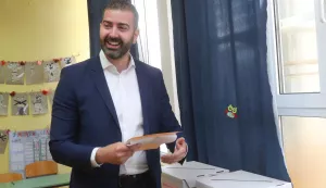 18.05.2025., Split -Kandidat SDP-a za gradonacelnika na lokalnim izborima Davor Matijevic obavio svoju gradjansku duznost. Photo: Ivo Cagalj/PIXSELL