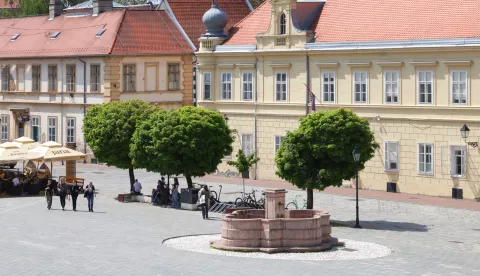 Osijek, 30. 04. 2025., Tvrđa, Trg sv. Trojstva, studenti, učenici, ljudi, šetnja, toplo vrijeme, sunčano, slobodnjak, slobodnjaciSNIMIO BRUNO JOBST