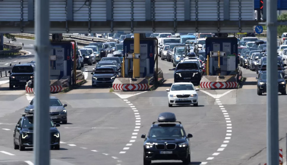 Zagreb, 19.07.2025 - Tijekom dana očekuje se pojačan promet na većini cesta u smjeru mora i obrnuto prema unutrašnjosti te na većini graničnih prijelaza, upozoravaju u subotu ujutro iz Hrvatskog autokluba (HAK), a vozače pozivaju na strpljenje i držanje sigurnosnog razmaka između vozila. Na slici gužve na naplatnim kućicama Lučko u smjeru mora.foto HINA/ Damir SENČAR/ ds