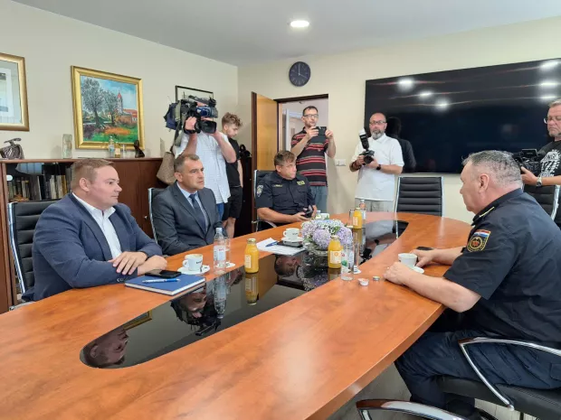 ?akovec, 21.7.2025.- Glavni vatrogasni zapovjednik RH Slavko Tucakovi? u ponedjeljak je boravio u radnom posjetu Me?imurskoj ?upaniji gdje je u ?akovcu sa ?upanom Matijom Posavcem te njegovim zamjenikom, ujedno i predsjednikom me?imurske Vatrogasne zajednice Marijom Medvedom razgovarao o protupo?arnoj sezoni, ulaganjima u sustav za?tite i potrebi stro?ih zakonskih mjera. foto HINA/ Sini?a KALAJD?IJA/ ua