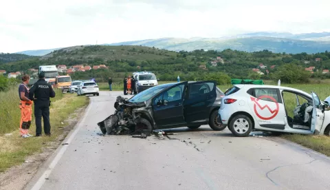29.5.2025., Sinj - Na cesti Sinj - Otok jutros se dogodila prometna nesreca u kojoj je sudjelovalo cetiri automobila, a pet osoba je ozlijedjeno. Cesta je zatvorena za sav promet. Photo: Sasa Tadinac/PIXSELL