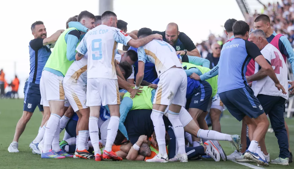 Rijeka, 25.05.2025 - Utakmica poslijednjeg kola Prve HNL između Rijeke i Slaven Belupa. Na slici slavlje nogometaša Rijeke nakon drugog zgoditka koji je postigao Toni Fruk.foto HINA/ Damir SENČAR/ ds