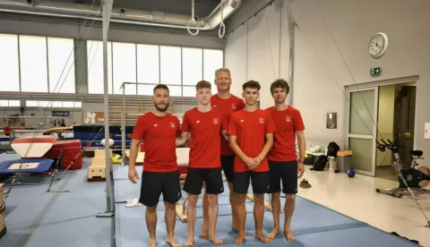 Filip Perestegi i Lovre Šućur s trenerima Lukom Ivanovićem i Miroslavom Končarevićem te izbornikom Sašom Solaromfoto: EYOF ORGANIZACIJA