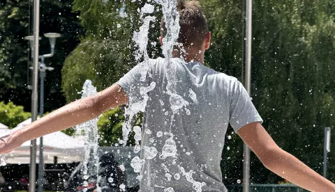 Valpovo, 12. 07. 2025., slobodnjak, slobodnjaci, vrućina, ljeto, osvježenje, fontana, visoke temperature, sunčano vrijeme, ilustracijaSNIMIO BRUNO JOBST