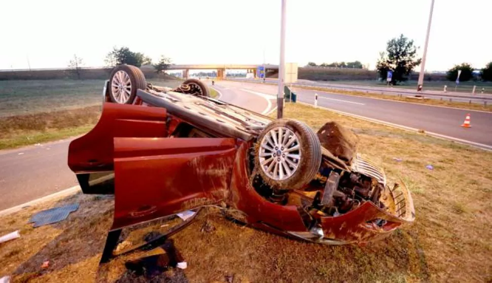 snimio Davor KIBEL,Osijek, 17.07.2017. Juna obilaznica, prometna nezgoda, automobil na krovu, 20,50 sati.