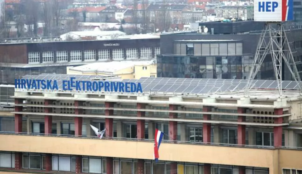 Zagreb, 15.4.2015. - Hrvatska će ove godine ponuditi na prodaju putem inicijalne javne ponude (IPO) u Londonu i Zagrebu 25 posto udjela u Hrvatskoj elektroprivredi (HEP), a u lipnju bi mogla raspisati i novi natječaj za Hrvatsku potansku banku (HPB), najavio je u razgovoru za agenciju Bloomberg Mladen Pejnović. Arhivska fotografija od 10.02.2014. godine prikazuje upravnu zgradu Hrvatske elektroprivrede (HEP) u Ulici grada Vukovara u Zagrebu.foto HINA/ Lana SLIVAR DOMINIĆ/ mm