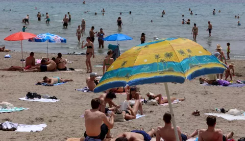 20.06.2024., Split- Toplinski val pogodio je Split, temperature preko 38 celzijevih, najviše se ljudi okupljaju oko cesme u Djardinu Photo: Ivana Ivanovic/PIXSELL