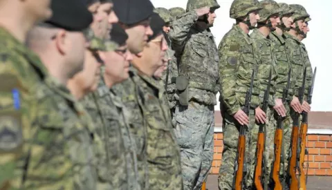 novosti...vinkovci...21.03.2014.vojarna bosut; obljetnica osnivanja udruge veterana 5.gbr sokolovi obiljezena polaganjem vijenaca na spomen obiljezje poginulim pripadnicima 5. gbr; tim povodom, izaslanik predsjednika rh ive josipovica brigadni general sinisa jurkovic, urucio odlikovanja rh josipu grbavcu i drazenu horvatufoto gordan panic