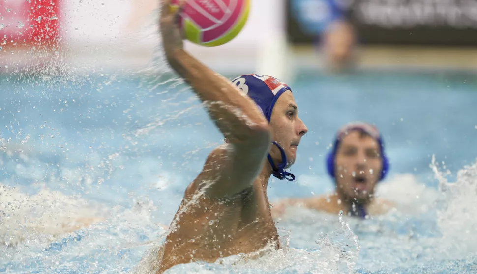 epa12233371 Loren Fatovic of Croatia in action during the Men's Water Polo match between China and Croatia at the World Aquatics Championships Singapore 2025 in Singapore, 12 July 2025. EPA/SIMON LIM