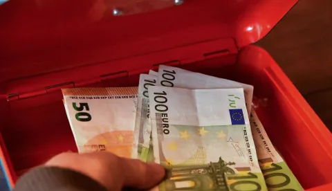 ILLUSTRATION - Many Euro banknotes can be seen inside a safe at a residential home in Sieversdorf, Germany, 14 January 2018. Photo: Patrick Pleul/dpa-Zentralbild/ZB