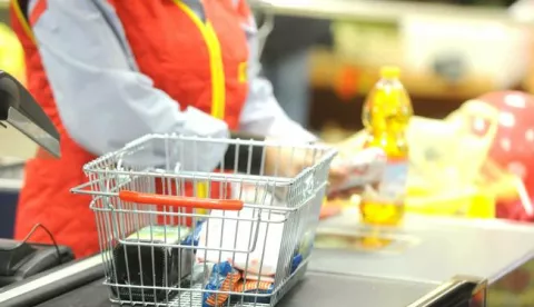 RIJEKA, 14.01.2012. RIJEKAROBNA KUĆA KORZO OTVOREN NOVI MARKET TOMMYILUSTRACIJA: PREHRANA, TRGOVINA, PRODAVAČICA, STANDARD, KUPAC, KUPCI, POTROAČKA KOARICA, CIJENE, HRANA, POTRONJA, PDV, MALOPRODAJA...SNIMIO SERGEJ DRECHSLER