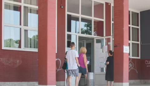 OSIJEK- 16.07.2021., Ispred zgrade Hrvatskog zavoda za zapošljavanje u Osijeku, burza rada, radna mjesta, slobodnjak, ilustracija.Foto: Andrea Ilakovac