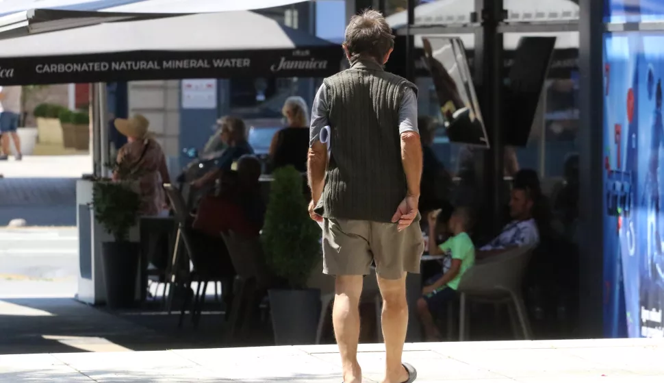 Osijek, 29. 07. 2022, Tema socijalna nejednakost, ljudi s ledja. Socijalna nejednakost, slobdonjak ilustracija.snimio GOJKO MITIĆ