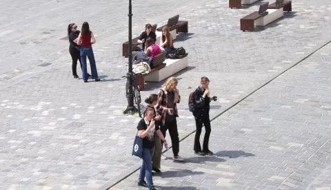 Osijek, 30. 04. 2025., Tvrđa, Trg sv. Trojstva, studenti, učenici, ljudi, šetnja, toplo vrijeme, sunčano, slobodnjak, slobodnjaciSNIMIO BRUNO JOBST