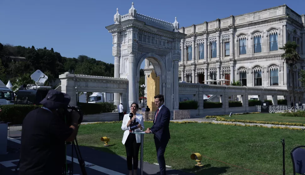 epa12255964 Journalists report from the Ciragan Palace prior to the second meeting between Russian and Ukranian delegations for peace talks in Istanbul, Turkey, 23 July 2025. EPA/ERDEM SAHIN