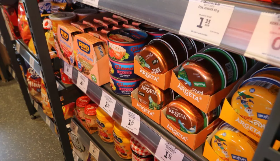 Osijek 11. 07. 2025, Lijeva obala na samom ulazu na Copacabanu, Dravsku plažu, otvorena prava Pop Up trgovina Studenca u kontinentalnom dijelu hrvatske.snimio GOJKO MIITĆ